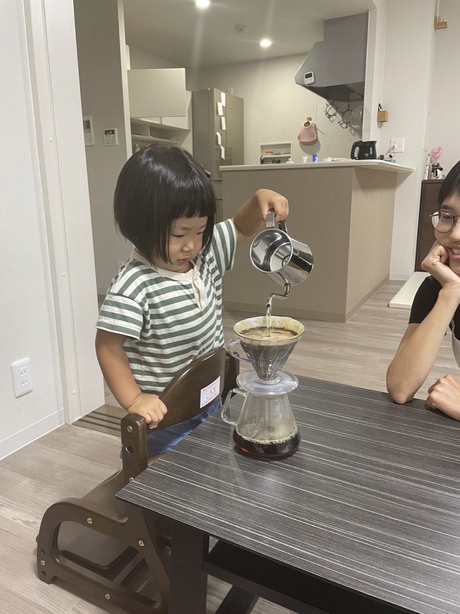 娘と一緒にコーヒーを淹れる