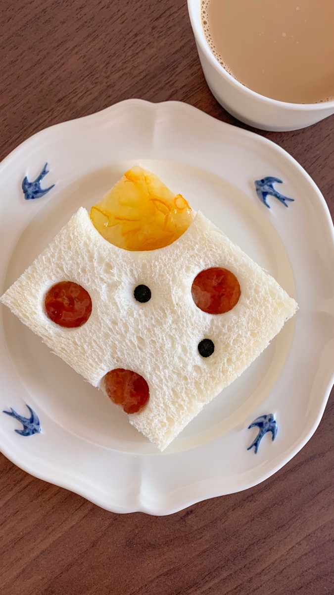 コーヒーのある朝の朝食